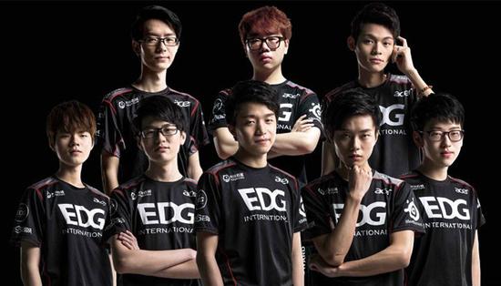 应该交由更 应该交由更